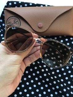 Glasses Women Fashion Eyeglasses, Glasses Frames Trendy, Classy Glasses, Ray Ban Erika, Glasses Trends, Black Pink Background, نظارات شمسية, Shades For Women, Sunglasses Style