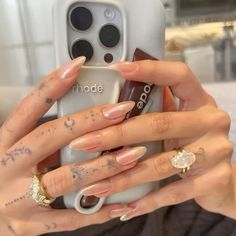 Glazed donut clean long chrom nails for a simple minimalistic look #nails #nailart #haileybieber #trendy Glazed Donut Manicure, Angelina Core, Beachy Nails, Nail Board, Glazed Donut, Broken Nails, Simple Gel Nails, Summery Nails, Blush Nails