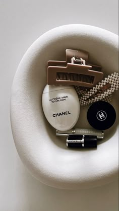 Chanel Cream Aesthetic, Beige Beauty Aesthetic, Chanel Beauty Aesthetic, Crème Aesthetic, Chanel Instagram, Aesthetic Chanel, Mises En Page Design Graphique, Chanel Aesthetic, Cream Aesthetic