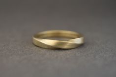 "TWIST AND SHOUT = free express shipping= Gold ring inspired from mobius strip. Mobius ring ideal as wedding band for women or wedding ring for men. Knot ring made of flat thick and wide solid 14k gold. Wedding band carefully made of solid gold, in a sunlight-bathed Mediterranean studio, by a jewelry artisan inspired by modern and geometric shapes. Delicate and unique modern and minimalist ring. It is my ring version for infinity Möbius strip. Measures/Details - 14k yellow gold / rose gold / whi Wedding Band Yellow Gold, Mobius Ring, Twist Wedding Band, Unique Wedding Band, Solid Gold Band, Ringe Gold, Unique Wedding Bands, Gold Band Ring, Womens Wedding Bands