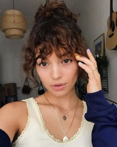 Curly Bangs // ig: @vivi_koenig Short Curly Haircuts, Penteado Cabelo Curto, Short Hair With Bangs