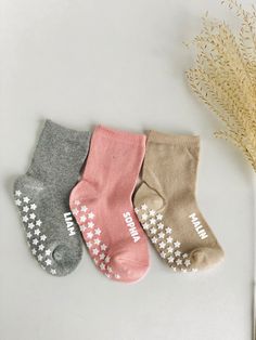 Personalized Toddler Anti- Slip Sock for Toddlers and Preschool children and babies. High Quality Socks with custom name.  Anti-slip socks minimises the risk of fall when walking or climbing especially for small children. The anti-slip protection is made from silicone and are safe for babies and children. 🧷 Materials: 65% Cotton 30% Polyester 5% Spandex 💦 Wash Instructions: Machine Wash max 60 degrees Hang dry Do not tumble dry Do not use bleach  HOW TO ORDER 1️⃣ Choose the Color 2️⃣ Choose the Size 3️⃣ Type the name and position in the personalization box above. 🕑 PROCESSING TIME and SHIPPING  Our current processing time is: 1-3 business days (Mon-Sat) Tracked Shipping is available in the shipping options Standard Shipping is non-traceable All our products are handmade in Sweden and wi Organic Baby Shower, Soother Holder, Mini Hair Bows, Walking Socks, Non Slip Socks, Boys Socks, Toddler Socks, Gift Newborn, Neutral Baby Shower