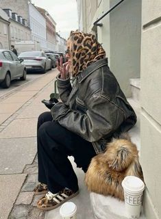 Chique Outfit, Leopard Outfits, Casual Sundress, Leopard Scarf, Skandinavian Fashion, Scarf Outfit, Autumn Fits, I'm With The Band, Looks Street Style