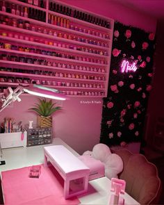 Mi espacio 💕 Nail Room Set Up At Home, Nail Artist Vision Board, Nail Tech Room Ideas Luxury, Nail Tech Shed, Home Based Nail Tech Room, Mobile Nail Technician Set Up, Pink Nail Tech Room