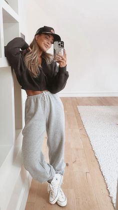 Winter Sweats Outfit, Cute Comfy Outfits Lazy Days, Comfy Teen Outfits, Cute Sweats Outfit, Outfits Lazy Days, Lazy Sunday Outfit, Comfy Outfits Lazy, Sunday Outfit