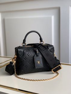 Tas Lv, Pochette Louis Vuitton, Black Louis Vuitton, Luxury Bags Collection, Authentic Bags, Girly Bags, Handbag Heaven, Fancy Bags, Luxury Purses