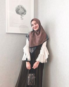 Hijab Syar'i Style, Hijab Swag, Fashion Muslimah, Muslim Outfit, Muslim Clothes, Hijab Simple, Stylish Hijab, Muslim Fashion Dress, Muslim Dress