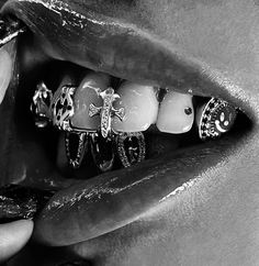 Grillz Teeth, Studera Motivation, Tooth Gem, Teeth Jewelry, Kali Uchis, Foto Ideas Instagram, Grunge Style, Chrome Hearts