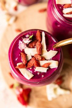 Overhead view of dragon fruit smoothie in a mason jar. Protein Pancakes, Berry Smoothie, Make Ahead Breakfast, Breakfast Bake, Goji Berries, Overnight Oats, Dragon Fruit, Healthy Smoothies, Healthy Breakfast