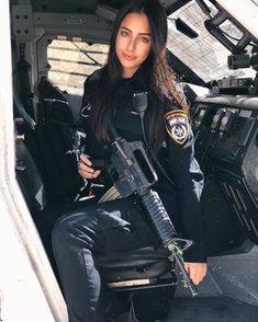 חודש לסוף 👮🏻‍♀️ Manip Edit, Armed Police, Idf Women, Leo Women, Army Women, Military Girl, Police Women, Female Soldier, Army Girl