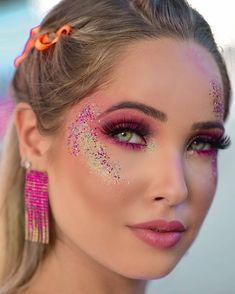 Mardi Gras Hairstyles, Rave Photoshoot, Glitter No Rosto, Glitter Carnaval, Carnaval Make-up, Coachella Makeup, Make Carnaval, Coachella Party