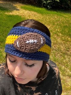 Add this Football Earwarmer to your game day! Hand crocheted with soft and stretchy yarn. 100% customizable to your team colors 🏈🏈 Measures 19inches around and stretches to 22 inches.    If you need a small or larger size please put your measurements in the personalization section. Football Crochet, Crochet Football, Crochet Idea, Crochet Christmas Decorations, Most Beautiful Birds, Football Teams, Crochet Bookmarks, Winter Vibes, Project Inspiration