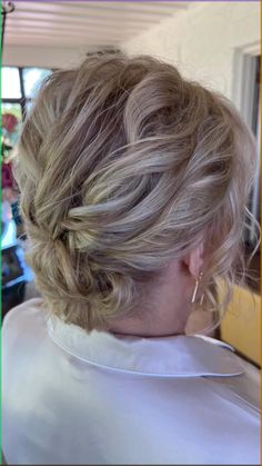 Short Hair Updo, Textured Updo in Short Hair Tutorials megan.lorson Updos For Summer, Short Hair Tutorials, Messy Updos, Styling Short Hair, Textured Updo, Unicorn Hair Color, Bride Updo, French Bob