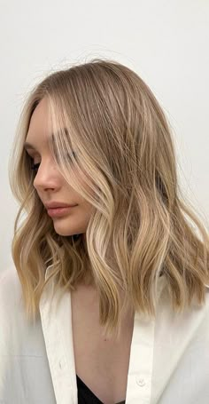 Haircut To The Shoulders, Right Below The Shoulder Haircut, Medium Length Balayage Hair Blonde, Hairstyle Blonde Medium, Bronde Haircolor Medium Length Hair, Mid Hair Length Straight, Natural Blonde Shoulder Length Hair, Blonde Balayage On Shoulder Length Hair, Natural Blonde Hair Medium Length