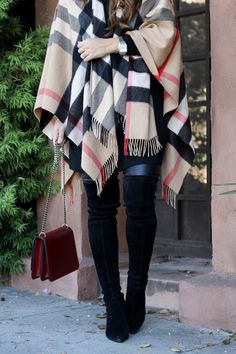 Autumn look with over-the-knee boots and a cape Outfits In Winter, Burberry Cape, Winter Street Fashion, Street Fashion Outfits, Poncho Outfit, Scarf Burberry, Thanksgiving Fashion, Burberry Outfit