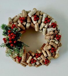 Wine Cork Tray, Cork Wreath Christmas, Cork Christmas Wreath, Cork Wreath Diy, Wine Corks Decor, Wine Cork Christmas, Wine Cork Crafts Christmas, Cork Christmas, Cork Crafts Christmas