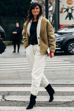 Emmanuelle Alt Style, Chic Parisian Style, French Vogue, Emmanuelle Alt, Winter Outwear, Sheepskin Jacket, Paris Mode, Moda Paris