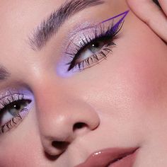 Really Easy Makeup Looks, Eyeshadow Looks Without Lashes, Wet Liner Looks, Light Blue Eyeliner, Purple Eye Look, Makeup Winter, Purple Eyeshadow Looks, Purple Makeup Looks, Make Up Designs