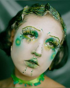 Water Fairy Makeup, Green Alien Makeup, Green Fairy Makeup, Dragon Makeup, Spirit Costume, Alien Makeup, Creepy Halloween Makeup, Water Spirit, Queen Makeup