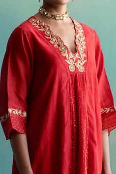 Shop for Shivani Bhargava Red Handloom Chanderi Kurta for Women Online at Aza Fashions Scallop Kurta, V Neck Kurta For Women, V Neck Kurta, Velvet Suit Design, Kurta For Women, India Dress, Velvet Suit, Hand Work Embroidery, Embroidery Suits