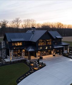 Barndominium Exterior Ideas Farmhouse, Modern Farmhouse Architecture, Dream House Country, Log Cabin House, Architectural Buildings, Nice Houses, Barn House Design, House Country, Dream Future