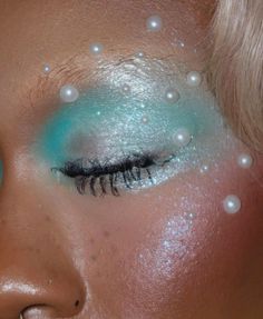 Mermaid Hair For Halloween, Blue Siren Outfit, Natural Mermaid Makeup, Cute Mermaid Makeup, Blue Mermaid Makeup Looks, Mermaid Aesthetic Black Women, Mermaid Makeup Scales, Siren Inspired Makeup, Chappell Roan Eye Makeup