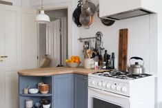 12 Stunning Kitchen Peninsula Ideas That’ll Convince You to Replace Your Island Clean Stove Grates, Clean Stove, Kitchen Peninsula, Scandinavian Lifestyle, Small Kitchen Organization, Tidy Kitchen, Kitchen Upgrades, Kitchen On A Budget, Kitchen Items