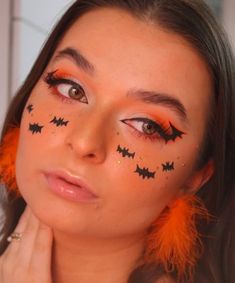 Halloween Freckles Makeup, Halloween Makeup Bat Eyes, Ghost Eyeliner Halloween, Cool Halloween Makeup Pretty, Bat Face Makeup, Cute Halloween Eye Makeup, Bat Girl Makeup, Ghost Eye Makeup, Cute Ghost Makeup