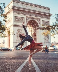 a woman is dancing in front of the arc de trioe