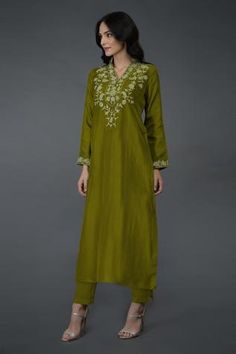 Shop for Talking Threads Green Modal Bemberg Floral Embroidered Kurta And Pant Set for Women Online at Aza Fashions Hijabi Bride, Olive Colour, Hijabi Brides, Velvet Saree, Capsule Wardrobe Women, Kanjivaram Sarees Silk, Kaftan Dresses, Lace Saree, Eid Outfits