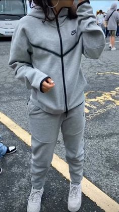 Nike Grey Tech, Grey Nike Hoodie Outfit, Gray Nike Tech, Nike Tech Fit, Nike Blazer Outfit, Sweats Outfits, Nike Fits, Grey Nike Tech, Tech Outfit