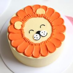 there is a cake decorated like a lion