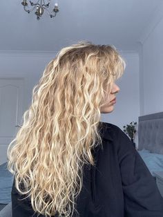 Natural Blonde Wavy Hair, Surf Hair Blonde, Girl With Curly Blonde Hair, Light Blonde Curly Hair, Curly Hairstyles Blonde, Blonde Hair Curly, Blond Curly Hair, Long Blonde Curly Hair