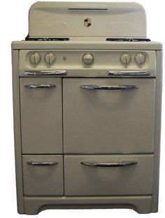 an old fashioned stove with two burners and one oven door on the top shelf