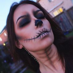 Halloween Skeleton Makeup, Maquillage Halloween Simple, Teknik Makeup, Creative Costume Ideas, Halloween Makeup Sugar Skull, Creative Halloween Makeup, Halloweenský Makeup, Pop Culture Moments, Holloween Makeup