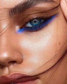 Eyeliner Trends, Halloween Make-up Looks, Gold Eyeliner, Blue Eyeliner, Colored Eyeliner, Skull Makeup, Halloween Makeup Looks