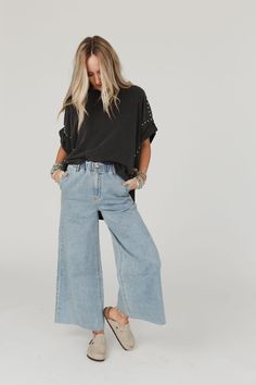 Boho Chic Fashion Over 40, Edgy Cotton Wide Leg Jeans, Faded Relaxed Fit Wide Leg Flare Jeans, Holey Jeans Outfit, Distressed Wide Leg Relaxed Fit Flare Jeans, Light Wide Leg Jeans Outfit, Washed Relaxed Fit Wide Leg Jeans, Chic Wide Leg Faded Jeans, Jeans Wide Leg Outfits