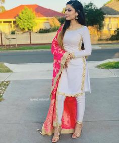 Indian Suits Punjabi, Wedding Salwar Suits, Orang India, Fashion Design Inspiration, Pakistani Kurta, Patiala Salwar Suits, Designer Punjabi Suits, Model Shoot