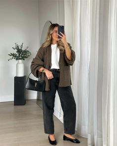 Office Outfits Women Casual, Black Baggy Jeans, Chic Business Casual, Estilo Indie, Office Casual Outfit, Professional Outfits Women, Business Casual Outfits For Women