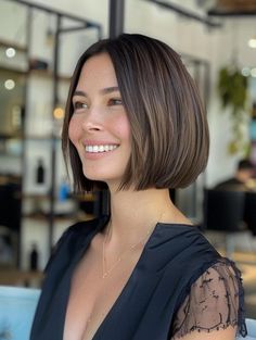 Coucou au carré Carre Haircut, Bob 2024, Bobs Hairstyles, Long Haircuts With Bangs, Haircuts 2024, Chic Haircut, Bob Hairstyles For Thick, Hairstyle Trends