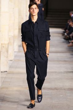 I know it's not practical, but I still enjoy the look -- Hermès SS14 #menswear | Raddest Looks On The Internet: http://www.raddestlooks.net Fantasia Plus Size, Singer Costumes, Jumpsuit Overalls, Slim Jumpsuit, Plus Size Costume, 일본 패션, Man In Black, Overalls Men, Black Clothes