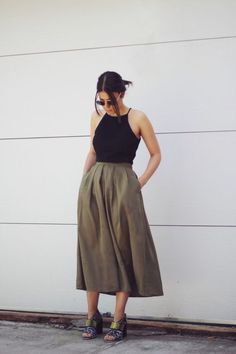 Pleated Midi Skirt Outfit, Khakis Outfit, Rok Midi, Áo Blu, Midi Skirt Outfit, Khaki Skirt, Pretty Designs, Pleated Midi Skirt, Green Skirt