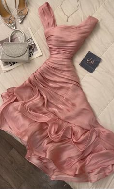 Simple Dresses To Sew, Pastel Dress Outfit, Japanese Quince, Elegant Black Women, Satin Sleeves, Prom Dress Inspo, Fashion Gal, Pretty Pink Princess, Prom Dresses Yellow