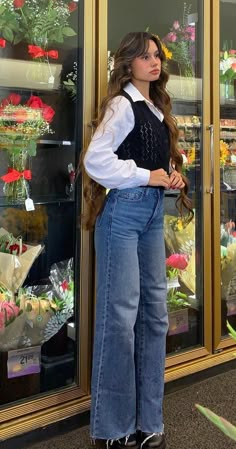 13 Ideas para usar chalequitos sin parecer abuelito Casual Day Outfits, Vest Outfits, 가을 패션, Mode Vintage, Casual Style Outfits, Mode Inspiration, Winter Fashion Outfits, Style Outfits, Looks Vintage