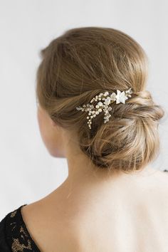 LIMITED QUANTITIES: Due to the popularity of the Yves hair comb, we have limited materials available to create this design. If you love this comb, we recommend you secure it before we are no longer able to recreate it.For brides who want to forgo the traditional tiara for a look that’s more understated, the Yves pearl bridal comb is infused with botanic details in a distinctively feminine aesthetic. This compact piece is artfully curated and brings together the essence of our signature style.Ava Regal Hairstyles, Rose Gold Bridal Headpiece, Floral Bridal Comb, Pearl Bridal Comb, Floral Headpiece Wedding, Floral Wedding Hair, Flower Comb, Bridal Hair Flowers, Bridal Comb