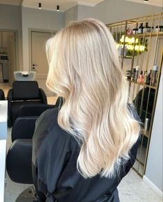 Long Creamy Blonde Hair, Blonde Hair Goals, Bright Blonde Hair, Creamy Blonde, Dyed Blonde Hair, Balayage Blonde