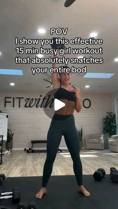 a woman standing on top of a yoga mat in front of a ceiling fan with the caption'i show you this effective 15 min busy girl workout that absolutely snatchs your entire body