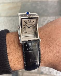 IWS on Instagram: “Un transformer? O un orologio? È il Cartier Tank Basculante di @essential_watches ! Questo insolito Tank è tra le prime versioni a fare la…” Cartier Tank Men, Capsule Wardrobe Minimal, Effortless Style Casual, Classy Jewellery, Carolyn Bessette, Outfit Everyday, Kate Olsen