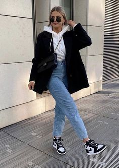 Style Airforce 1 Women Outfit, Airforce 1 Outfit Women Winter, Womens Nike Air Force 1 High Tops Outfit, High Top Pandas Outfits, Chic Jordan Outfit, Fall Nike Dunk Outfits, High Top Jordans Outfit Sneakers Women, Panda High Dunks Outfit Women, Outfits For Women With Jordans