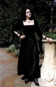 Modern Vampire Outfit, Vampire Room, Subculture Fashion, Trad Goth Outfits, Black Celebration, Gothic People, Trad Goth